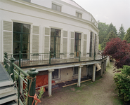 805769 Afbeelding van een balkon van het Paleis Soestdijk te Soestdijk (gemeente Baarn).